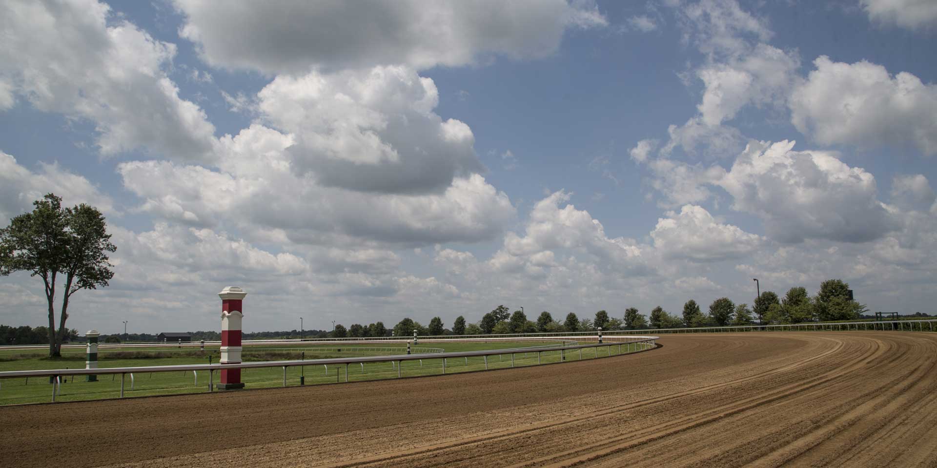 A wide shot of one of Keenlandsscape’s dirt tracks.